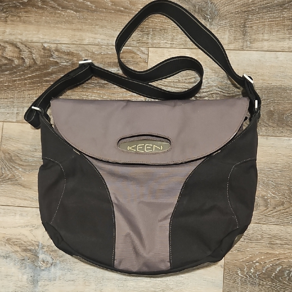 Keen Crossbody Hybrid Transport Messenger Bag